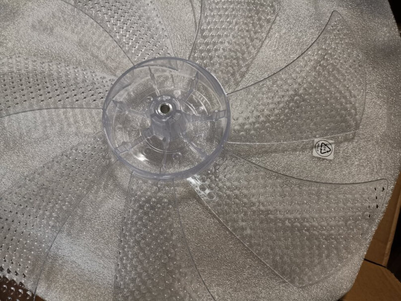 格力风扇七叶变频电风扇风扇屏蔽罩是塑料的吗？