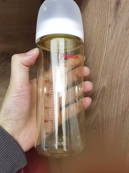 贝亲Pigeon奶瓶是不是宝宝大了能自己抱着奶瓶喝的时候比较适合换这个ppsu的奶瓶？家里目前有两只玻璃的宽口径奶瓶。谢谢？