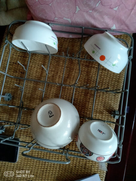 布谷洗碗机家用6套请教已买的买家一个问题，我收到货后发现箱子是干的，洗碗机却里外都有不少水珠，感觉像是用过了一样。