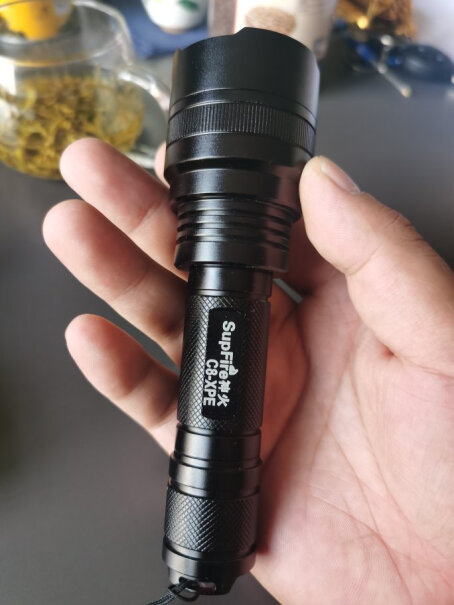 神火C8强光手电筒远射LED充电式迷你防身骑行户外灯应急灯是不是可以变焦？