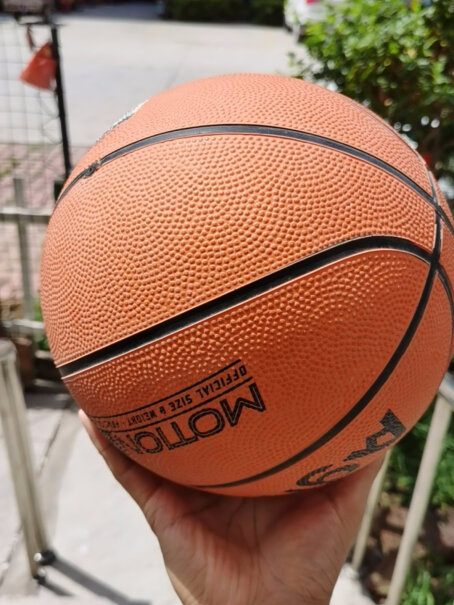 得力deli比赛训练篮球7号标准成人比赛可用篮球是胶球吗？