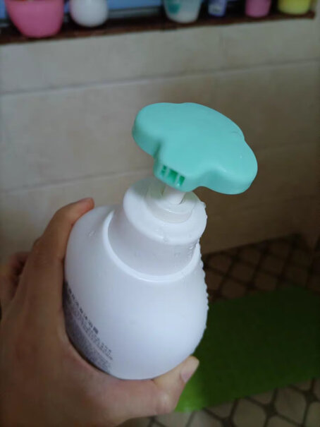 宝宝金水婴儿洗发沐浴露这个挤出来的液体是什么颜色的？