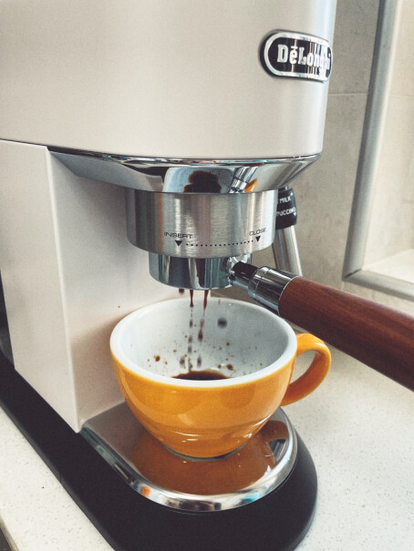 德龙半自动咖啡机家用商用办公室泵压式请问这个是加压粉碗的吗？