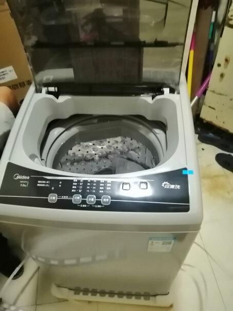 美的迷你折叠洗衣机母婴洗衣机小型内衣神器这个洗衣机洗2到3分钟后会停十几秒再洗？不是左半圈右半圈那种正常的间隔。大家有这种情况吗？