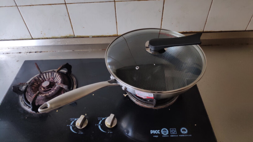 炊大皇炒锅有没有用电磁炉的朋友分享一下，容易粘锅吗？因为电磁炉加热方式跟煤气灶加热不一样？