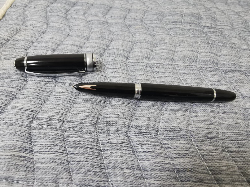 英雄钢笔100经典金尖钢笔商务办公墨水笔签字笔黑色银夹笔尖正不正？