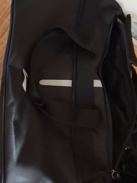 李宁运动包斜挎包健身户外桶包大容量男女手提旅游包黑色能装下冬天的羽绒服吗？