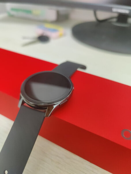 OnePlus 智能户外手表请问你们手表的两个按键按着感觉是不一样的吗？