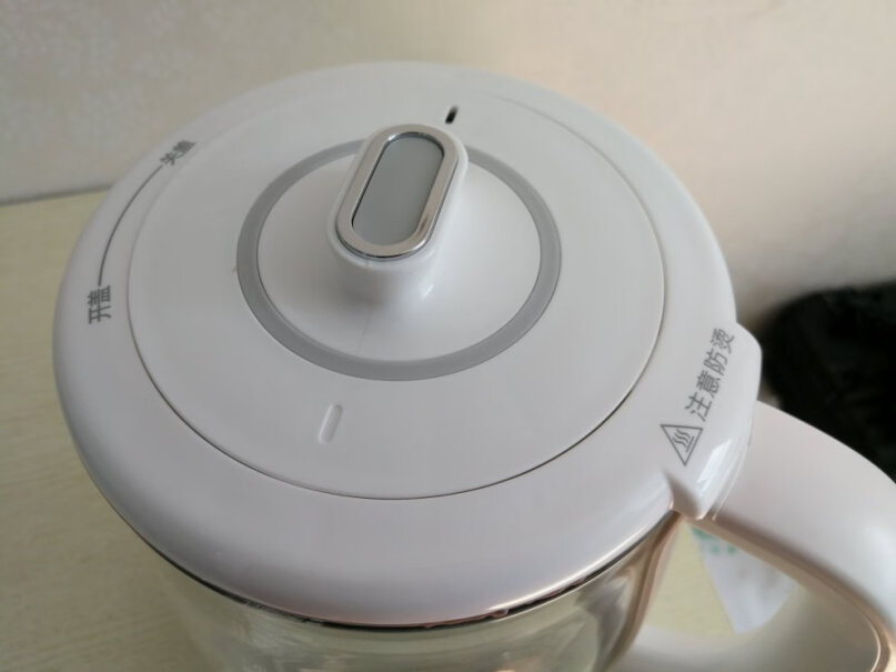 小熊养生壶热水壶煮茶器煮茶壶请问壶底的不锈钢是304的么，会生锈吗？