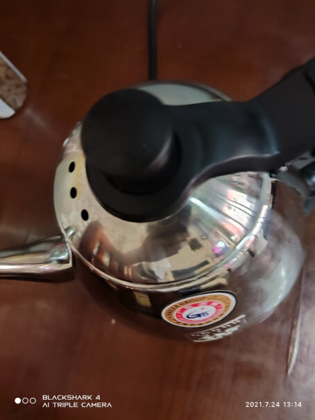 金灶电热水壶烧水壶茶具不吸磁铁吧？真的304是不吸磁铁的！