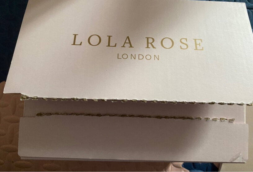LolaRose手表女满天星英国时尚石英方形女士手表礼物适合18岁女生吗？