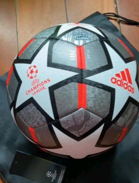 阿迪达斯Adidas欧冠梅西足球成人训练比赛足球zuqiu有没有网子好拎着？