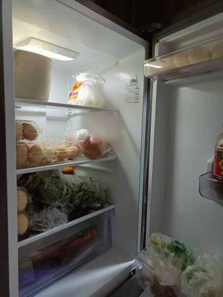 TCL256升你们的冰箱冷藏室有水珠吗？装着菜的保鲜袋里面有好多水珠，不是干燥的呐？