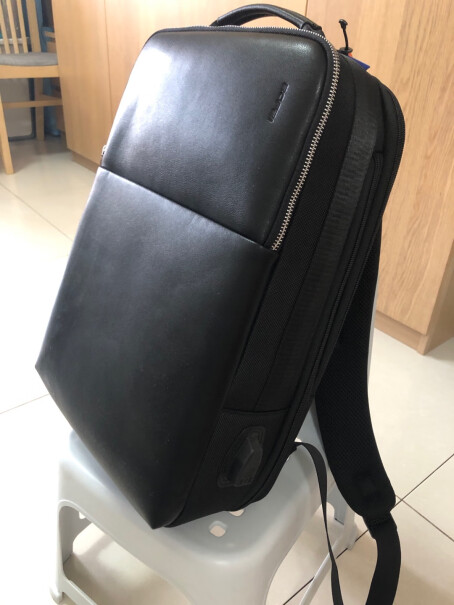 博牌Bopai男士双肩包商务背包休闲15吋电脑包可以放的下15.6的电脑，和两三套衣服吗？