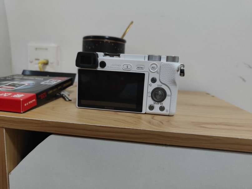 索尼A6000微单相机双镜头套装（银色）这款套机带广角吗？