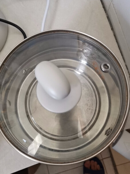 小熊多功能锅多用途锅插电试了一下，水热后有胶皮得味道。不知道是不是插头掉线的事？