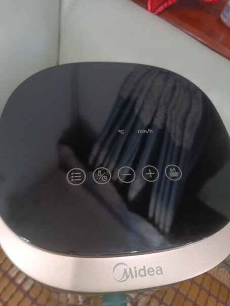 美的空气炸锅3.8L家用煎炸锅智能多功能你们买的炸锅，上面的按板活动吗？