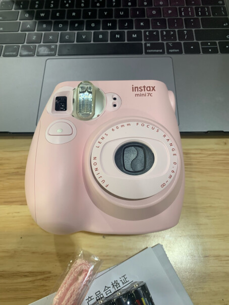 富士instax mini7+蓝这个相机是可以假如说上一秒拍照下一秒照片就会出了的吗？