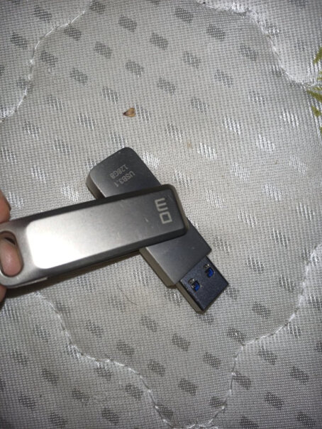 DM 小风铃PD076-3.0 32GB U盘可以放车载电影吗？