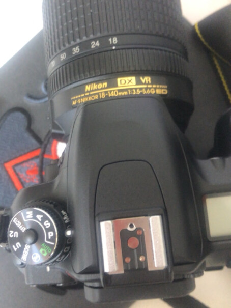 尼康D7500数码单反这款原配镜头和100的微距镜头有啥区别吗？