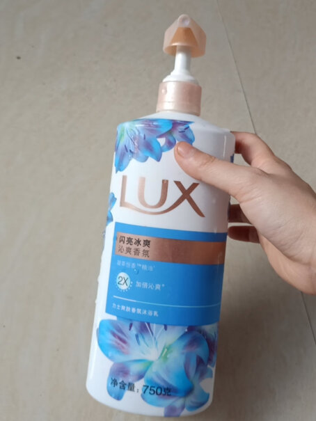 力士LUX香氛幽莲750g+750g小苍兰100gx2留香这个和舒肤佳哪个洗的干净？夏天腋下有味道。？