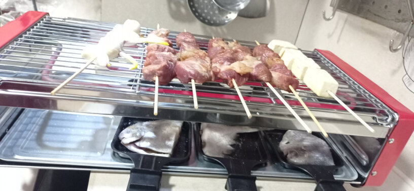 康佳电烧烤炉室内韩式家用无烟不粘锅请问烤盘是不粘的吗？