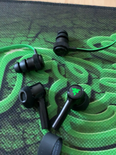 雷蛇战锤狂鲨专业版V2入耳式耳机耳机是塑料的吗？