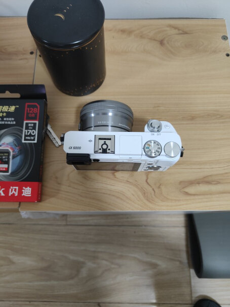 索尼A6000微单相机双镜头套装（银色）请问有内存卡嘛？