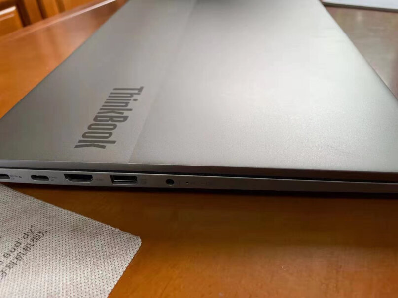 联想笔记本电脑ThinkBook我的充电器上有白点，请问都是这样的吗？