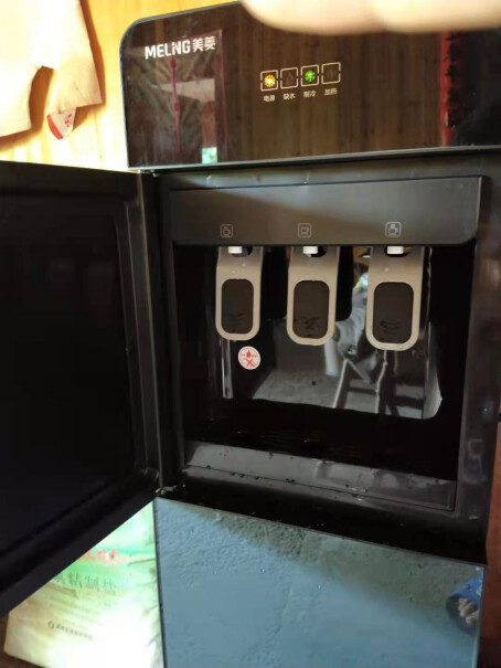 美菱饮水机下置式家用立式温热型机身两侧的板是金属材质的还是塑料的？