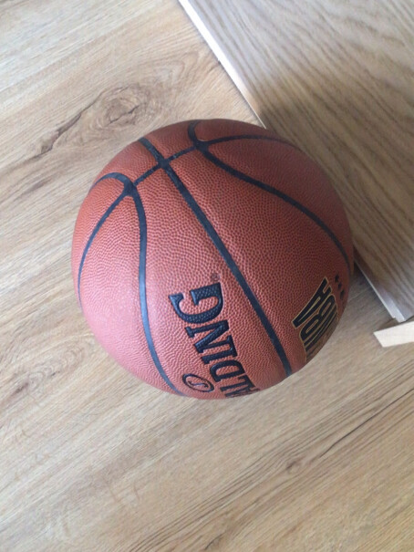 斯伯丁中少年儿童篮球室内外比赛5号PU材质蓝球蓝色的内个球色差大不大，想给老公买？