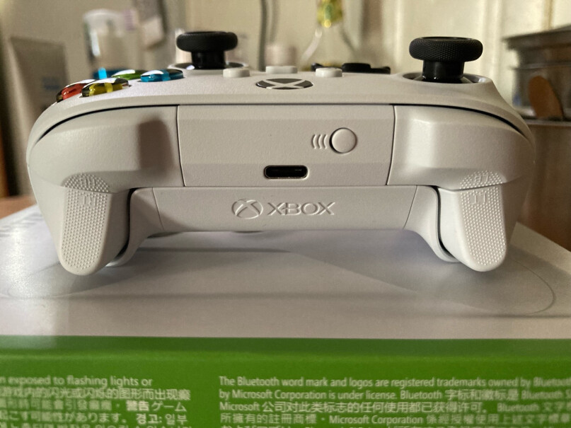 微软Xbox无线控制器请问把手柄贴在耳朵上能听到电流声嘛？