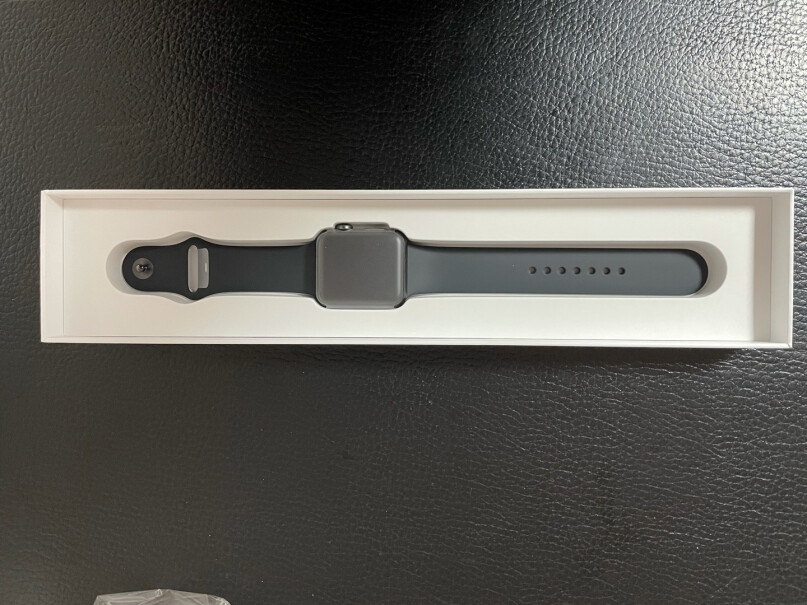 Apple Watch 3智能手表男的买38的小吗。现在42黑色没货 谢谢大家建议？