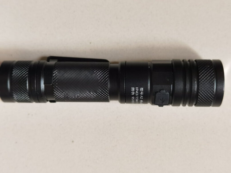 神火A2强光手电筒变焦远射Type-c充电式为什么打开手电有黑点啊？