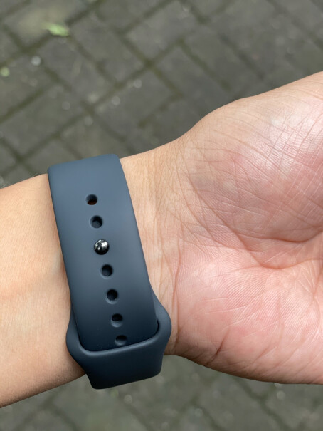 Apple Watch 3智能手表男的买38的小吗。现在42黑色没货 谢谢大家建议？
