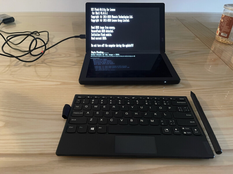 联想笔记本电脑ThinkPadX1请问这个对比微软的 哪个更好一些？