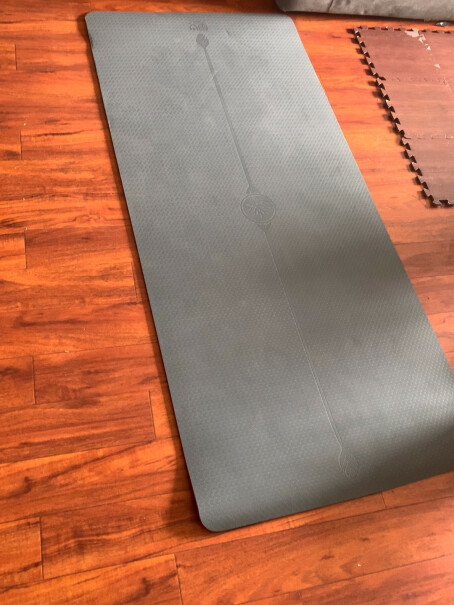 奥义瑜伽垫TPE环保183*80cm加宽中位线健身垫TPE升级款做一些减脂蹦跳动作合适吗，会不会损坏，光脚舒服吗？