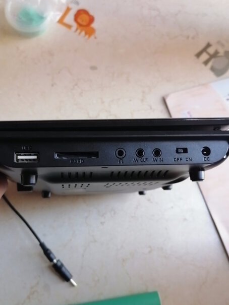 先科32B便携式移动电视DVD播放机巧虎dvd影碟机cd这个影碟机有遥控吗？