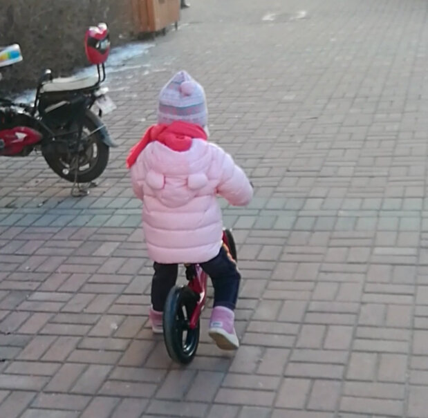 健儿平衡车儿童滑步车无脚踏单车滑行车12寸经典黑1.2米的小孩可以玩吗？