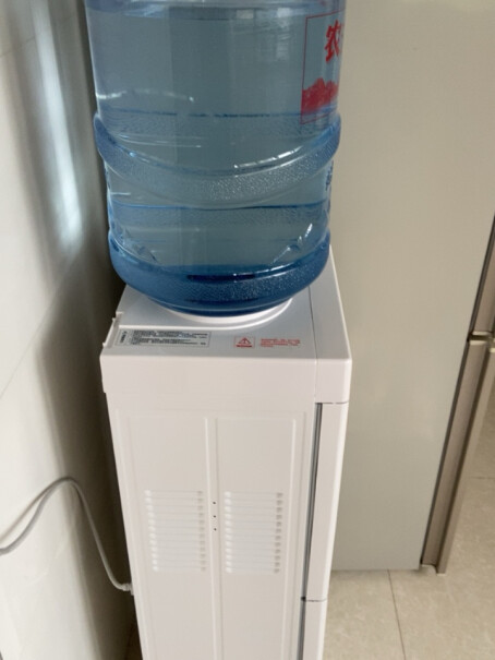 美的饮水机家用办公立式柜式温热饮水器YR1226S-W有胶味吗？