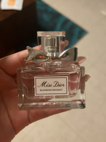 迪奥Dior花漾淡香氛没有包装礼盒之内的，包装太简单了。