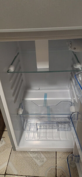 新飞209升三门小冰箱家用小型冰箱冷藏室有很多的水珠 有时还会结冰 是怎么回事？