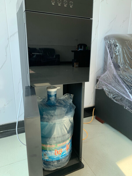 奥克斯饮水机下置式家用立式温热型质量怎么样 会很轻吗 加热有没有塑料味？