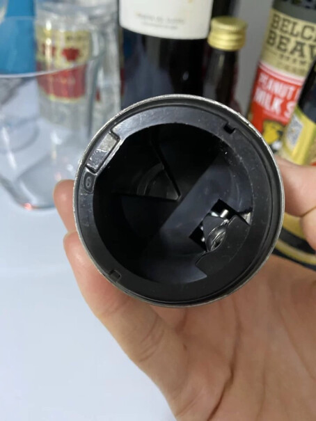 维艾啤酒开瓶器创意自动啤酒起子起瓶器启瓶器启子鸡尾酒具这个开瓶器 是不是对瓶盖无损的？不变形 不留痕迹啊？我收集瓶子盖的 谢谢？