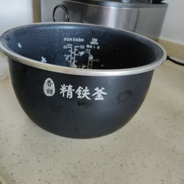 美的电饭煲家用智能触控电饭锅IH电磁加热图上是银色的 怎嗮嗮出来的都是黑的呢？