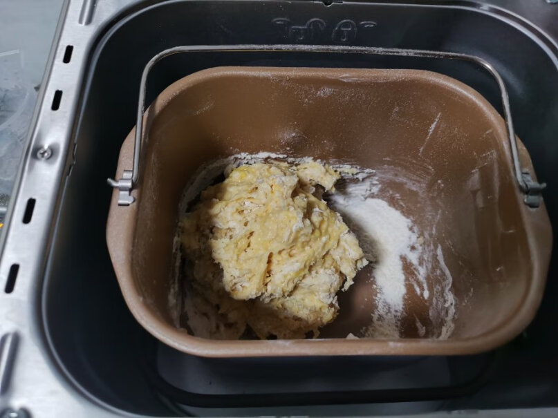 东菱Donlim烤面包机厨师机拿里面的杯子，满一杯有多少克面粉的？