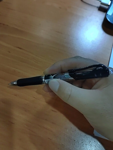 得力deli臻顺滑中性笔签字笔0.5mm子弹头按动笔水笔这款和另一款S08有啥区别？
