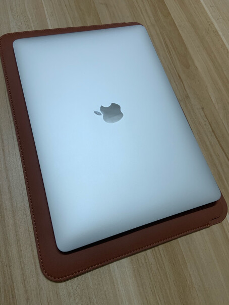 AppleMacBook13英寸到底是多大呀，身边没有差不多的电脑，有没有什么常见的东西比例一下，男生用会不会有点小了？
