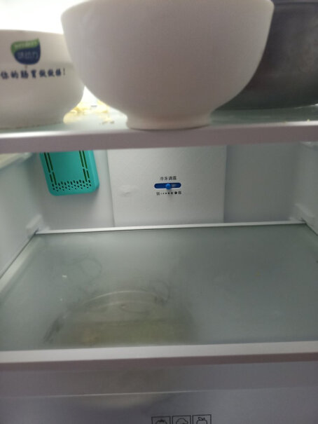 TCL256升冰箱背面底部有发硬的 发泡胶正常现象吗？