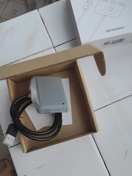 绿联USB3.0分线器4口HUB+2米线所有接口都有弹片吗？，没有弹片的我用不了？